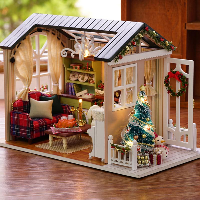 Christmas Themed Living Room Dollhouse